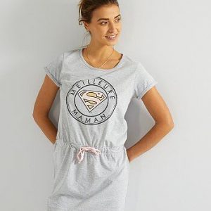 Chemise de nuit 'Supergirl' 'Meilleure maman' gris DC Comics